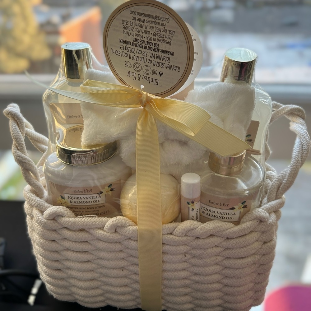 Jojoba Vanilla and Almond Gift Basket